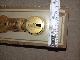 Staré dvířka od bezpečnostní schránky - 13