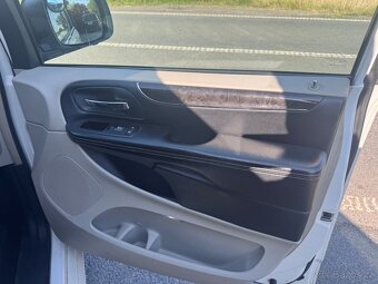 Chrysler Town Country 3,6 V6 RT El dveře DO 2011 DPH - 13
