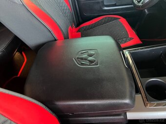 DODGE RAM 5.7 HEMI   4X4 model roku 2015 - 13
