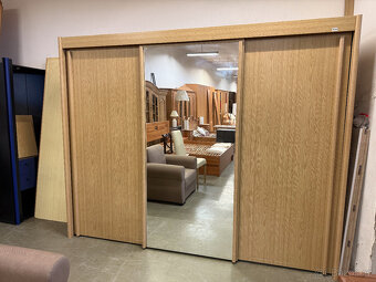 Třídveřová velká šatní skříň s posuvnými dveřmi - 13