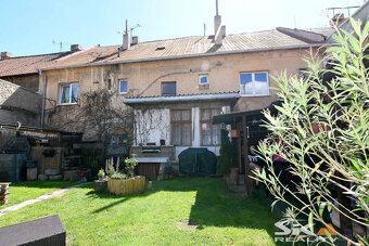 Prodej domu se dvěma byty a komerčními prostory, 412 m2 - 13