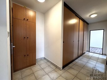 Pronájem prostorného podkrovního bytu 3+1 v Hodoníně – ulice - 13