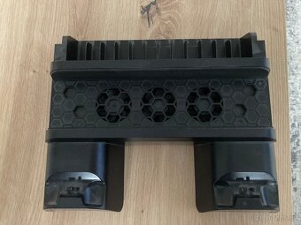 ZAMLUVENONabízím k prodeji své 2 ovladače DualShock pro PS 4 - 13