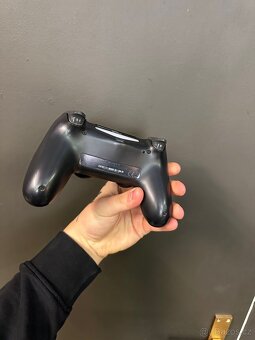 PS4 konzole s dvouma ovladači - 13