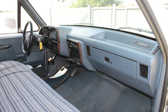 1990 Ford F250 4WD 302 V8, velmi pěkný orig. stav, DPH - 13
