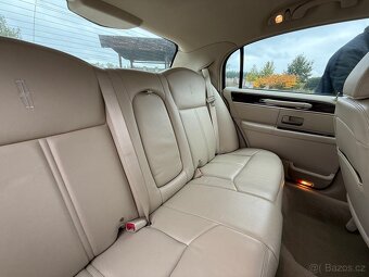 2011 Lincoln Town Car Signature Limited - 13