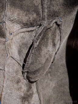 Elegantní kožich s odepínací kapucí - 13