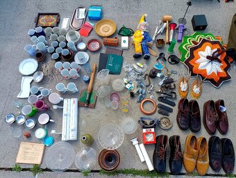 starý polštář nádobí lustr světlo židle hrneček talíř příbor - 13