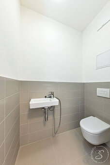 Pronájem bytu 2+kk se záhradou, 64 m2, Praha í - 13