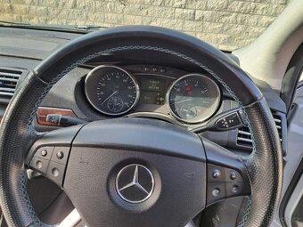 Mercedes-Benz R500 (W251) – 5.0 V8 | 6 míst - 13