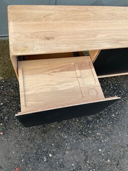 Dubový TV stolek Gazzda - 13