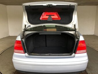 VOLKSWAGEN BORA 1.6i - 13