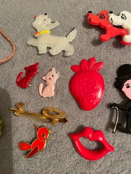 Sbírka připínátek, figurek a odznaků - 13