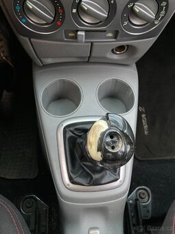 Prodám Mazda 2 na náhradní díly, stk do 4/26 - 13