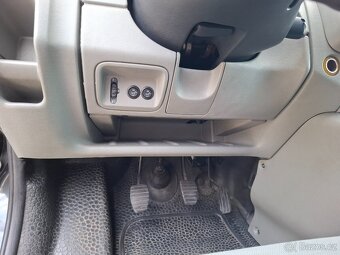 Opel Vivaro 1.9 CDTI 74 kW r.v. 11/2005 9 míst - 13