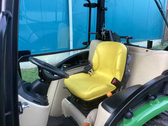Traktor John Deere 3025E - 13