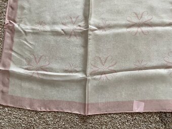 Nový dámský šátek Avon z hedvábí - decentní vzor, orig. bal. - 13