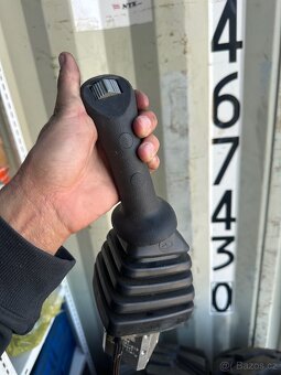 Joysticky na Minibagry Bobcat - 13