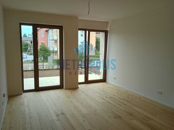 Moderní 1+kk s terasou, předzahrádkou a parkováním – novosta - 13