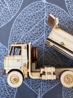 Nový dřevěný model Tatra 815 - 13