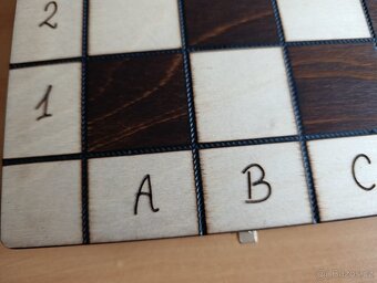 Malé dřevěné šachy s hrací plochou 31 x 31 x 2 cm. NOVÉ - 13