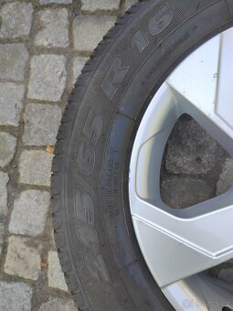 Prodám orig alu 16 Dacia Duster 5x114,3 ET 40 letní pneu - 13