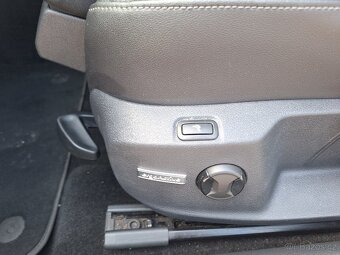 Volkswagen Golf 1.4 TSi 90KW Kombi HighLine, S.Kniha - 13