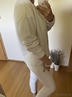 Bílá jednoduchá mikina s logovanými srdíčky Tommy Hilfiger - 13