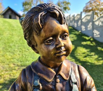 Bronzová socha-Dívka s jablky-kolorovaná-UNIKÁT - 13