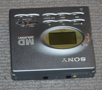 Minidisc Sony MZ-R91, manual, AA adapter, manual, MD disky - 13