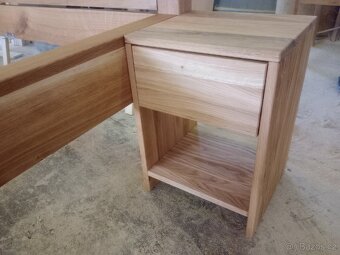 Dubová postel manželská se stolky - 13