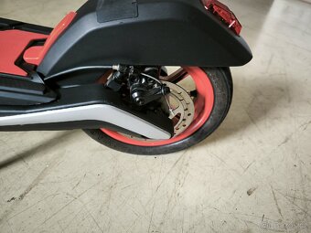 Elektrická koloběžka APRILIA eSR1 - 13