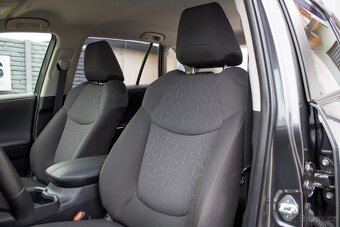 Toyota RAV4 2.5 e-CVT HEV odp.dph /AJ NA SPLÁTKY/ - 13