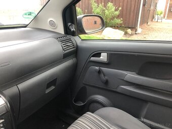 VW Fox 1.2 HTP 40kW, rok 2005 - 13
