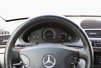Mercedes-Benz E 240i V6 / Classic / 130 kW / Automat / Tažné - 13