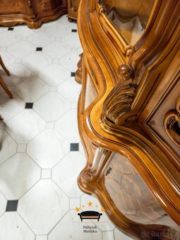 Luxusní barokní jídelní set – stůl + 6 židlí + velká vitrína - 13