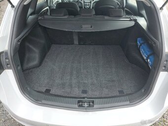 Hyundai i30, combi 1.6 CRDi, 81 kW, top stav - 13