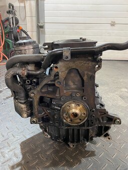 Motor BKD 2.0 TDI 103kW - blok, sání, EGR - 13