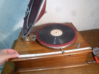 starý gramofon a desky - 13