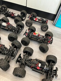 RC auta 30 kusů, karoserie, baterky, náhradní díly, ovladače - 13