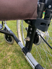 Meyra mechanický invalidní vozík 43cm bržděný - 13