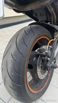 Suzuki GSR 600 - 13