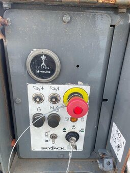 TERÉNNÍ NŮŽKOVÁ PLOŠINA SKYJACK 12 M - 13