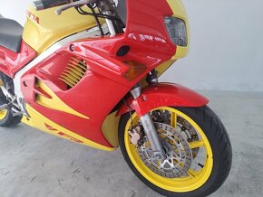 Honda VFR 750F - 13