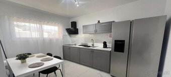 Stylový duplex se 2 ložnicemi a výhledem na oceán na prodej - 13