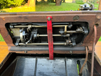 Robustní litinový šicí stroj Gritzner „V“ z roku 1920 - 13