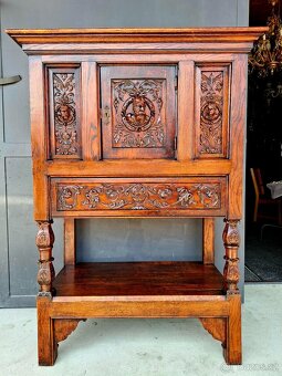 Starožitný masivní vyřezávaný kabinet - 13