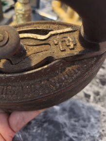 Starý kafe mlýnek,svícen, žehlička,nožík. - 13