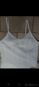 Bílé šaty na úzká ramínka. Vhodné i jako večerní. - 13