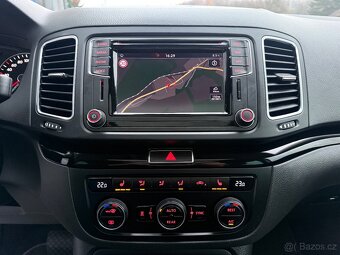 VW SHARAN 2.0 TDi DSG 4x4 LED KAMERA PANORAMA WEBASTO TAŽNÉ - 13